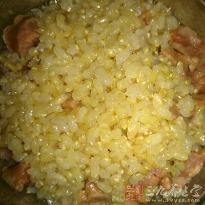 將蒸好的糙米飯用筷子攪松 將蒸好的糙米飯用筷子攪松