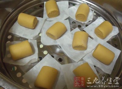取一個作法2的外衣糰,將作法4的餡泥包入捏成糰後 取一個作法2的外衣糰,將作法4的餡泥包入捏成糰後