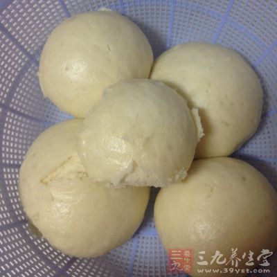 將揉好的面團蓋上一塊濕布或濕毛巾後放在溫暖處進行發酵 將揉好的面團蓋上一塊濕布或濕毛巾後放在溫暖處進行發酵