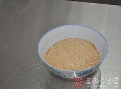 部分溫開水先將酵母活化