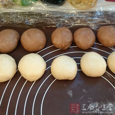 醒過的面團揉至表面光滑後分割成每個重約35公克的面團