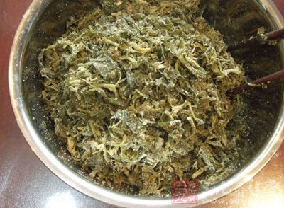 南瓜削皮,用不銹鋼勺挖除軟肉層的瓜瓤,切成小塊備用 南瓜削皮,用不銹鋼勺挖除軟肉層的瓜瓤,切成小塊備用