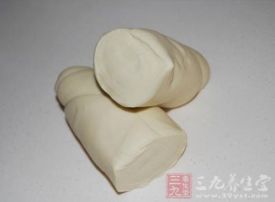 將發好的面團反復揉，揉到面團表面光滑，切開面團