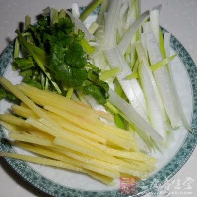 姜絲20克，蔥絲15克，香菜15克