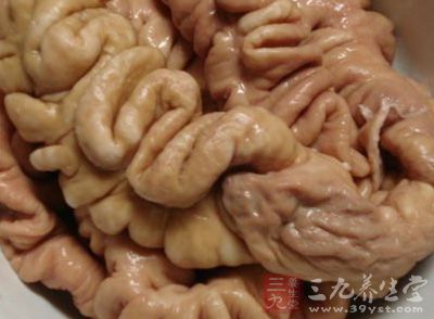豬大腸清洗干淨後，鍋中放水