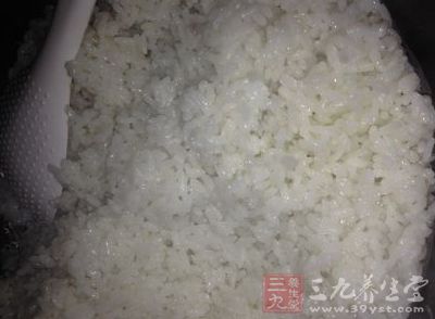 將米放入鍋中，加入適量的水