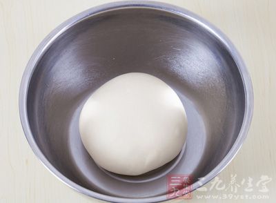 揉面，揉至表面光滑