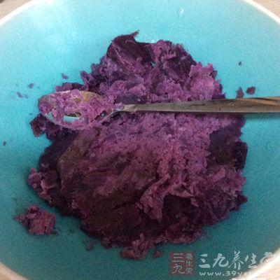 將蒸熟的紫薯，用擀面棍壓成泥