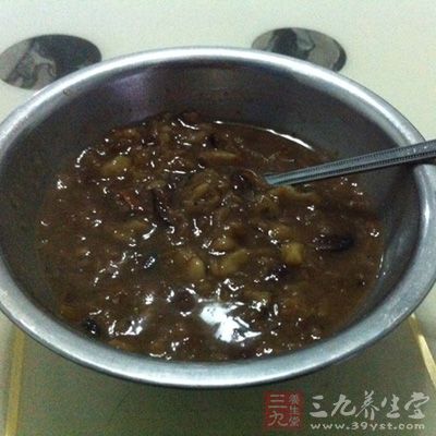 將糯米及其他各料放入鍋中,加水燒沸後改用小火熬成稠粥 將糯米及其他各料放入鍋中,加水燒沸後改用小火熬成稠粥