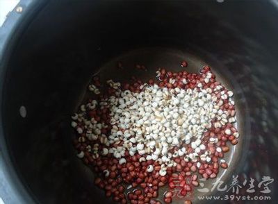 紅豆薏米粥,准備同等分量的紅豆和薏米 紅豆薏米粥,准備同等分量的紅豆和薏米