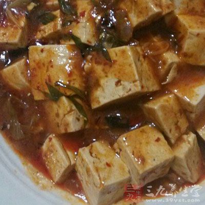 最後淋入少許香油關火，盛盤後可撒少許蔥花