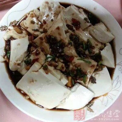 豆腐塊上色以後放入青蒜葉，關火，掂一下鍋，裝盤