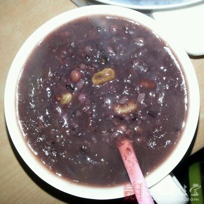 將糯米及其他各料放入鍋中,加水燒沸後改用小火熬成稠粥 將糯米及其他各料放入鍋中,加水燒沸後改用小火熬成稠粥
