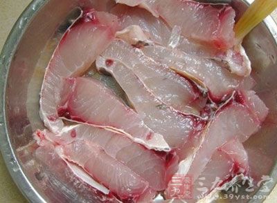 魚切片，魚頭剖兩半，生姜拍爛放入魚中，加入干澱粉調均勻