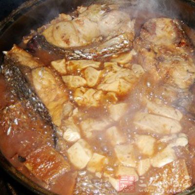 水開後下入豆腐，轉中小火炖至汁稠