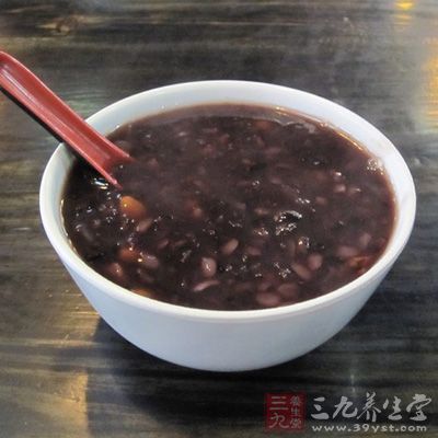 八寶粥可以健脾胃，補氣益腎，養血安神