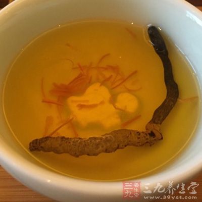 將冬蟲夏草、生姜片和黃雀塊放入瓦鍋中