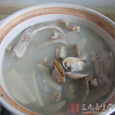 煮至蛤蜊張口，出鍋前加少許鹽