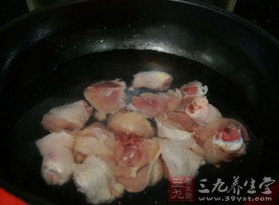 先把雞腿洗淨，剁成小塊