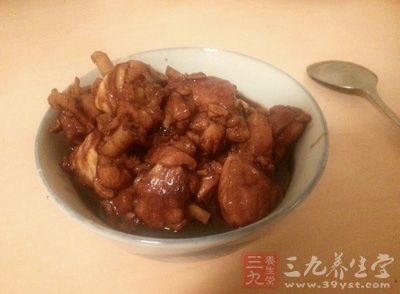 炒鍋上火熱後倒入油,待油6成熱,放入姜片和蔥段炒香 炒鍋上火熱後倒入油,待油6成熱,放入姜片和蔥段炒香