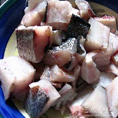 洗淨的魚切塊，放盆裡加適量鹽，白胡椒粉，料酒和姜絲腌制半小時