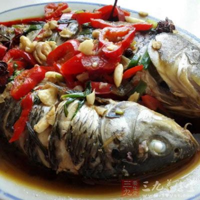 魚熟後，放生蔥，香菜等自己喜歡的裝飾物，即達到加重香味的目的，又達到裝飾的目的