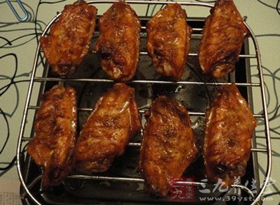 盤子放在微波爐托盤中央,盤子不宜太大,要不轉動的時候就容易碰著微波爐壁 盤子放在微波爐托盤中央,盤子不宜太大,要不轉動的時候就容易碰著微波爐壁