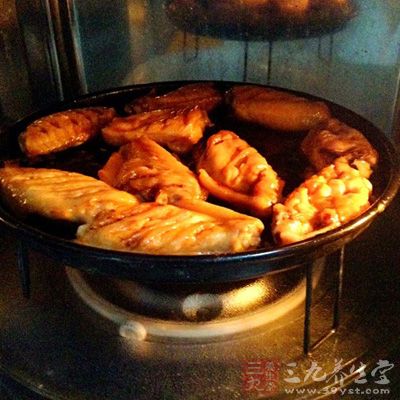 使用微波或烤箱後,都必須用軟布將內部清潔干淨 使用微波或烤箱後,都必須用軟布將內部清潔干淨