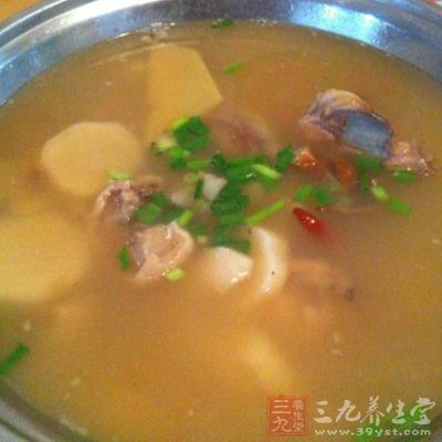 投入煨好的牛鞭走油撈出