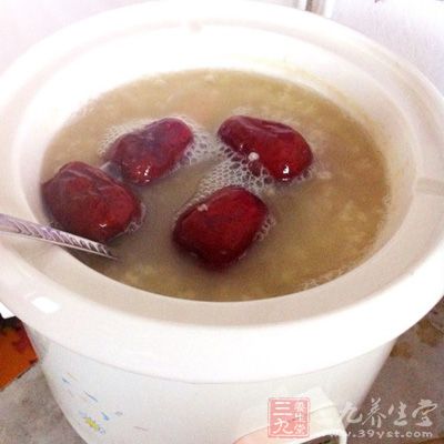 炒好的小米倒入砂鍋，放入去核的紅棗，倒入足量冷水