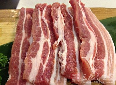 准備好一大塊五花肉