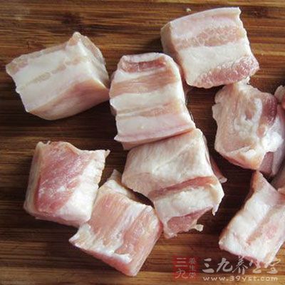 把帶皮肋條五花肉洗淨後切成大塊