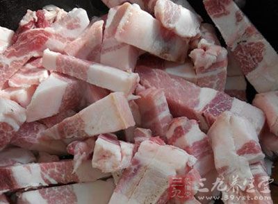 將肉用清水清洗干淨，切成小塊狀