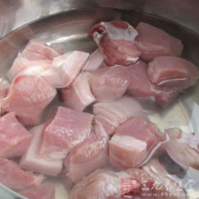 把豬肉切塊後放到熱水裡煮一下，開鍋後撈出，洗干淨血沫