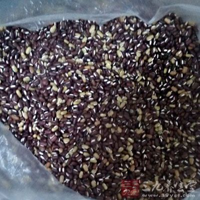 紅豆，在中藥裡稱作為“赤小豆”，也有明顯的利水，消腫，健脾胃之功效
