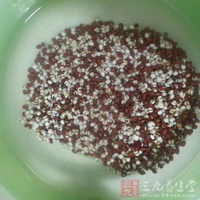 紅豆薏米治腸痔大便常血，小豆一升，苦酒五升，煮豆熟