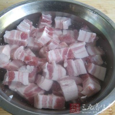 豬肉性平味甘，有潤腸胃、生津液、補腎氣、解熱毒的功效