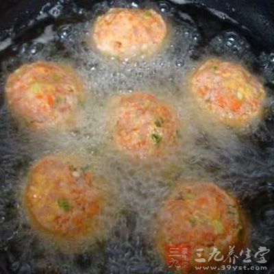 將剁好的肉末與姜末和四種丁混合在一起