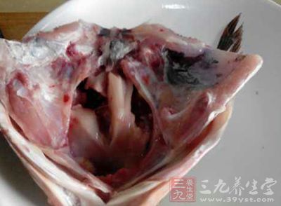 魚頭洗淨斬半 魚頭洗淨斬半