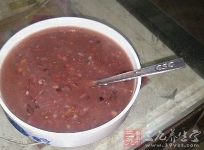 多吃八寶粥對人的益處很多,能夠補腎潤肺、對於經常用眼的人或者目糊眼花的人都很有幫助 多吃八寶粥對人的益處很多,能夠補腎潤肺、對於經常用眼的人或者目糊眼花的人都很有幫助