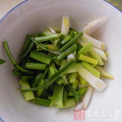 將准備好的小蔥切段