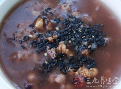 將粳米洗淨,與核桃肉一同放入鍋內 將粳米洗淨,與核桃肉一同放入鍋內