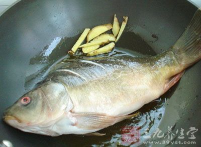 放入煎好的魚