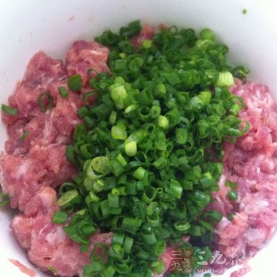將肉慢慢剁碎，加入蔥末備用