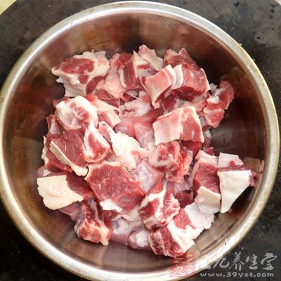 將牛腩洗淨切成塊