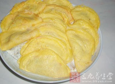 蝦仁餡加少量植物油，分別包入攤好的蛋餅中