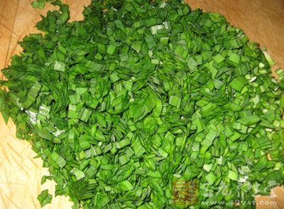 韭菜洗淨控干水分切沫