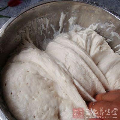 要把面團揉得細膩，一般需要10到15分鐘以上
