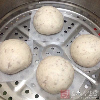 將蒸鍋的上下簾都擺滿饅頭生坯後蓋上鍋蓋