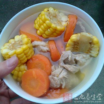 胡蘿卜玉米排骨湯 胡蘿卜玉米排骨湯